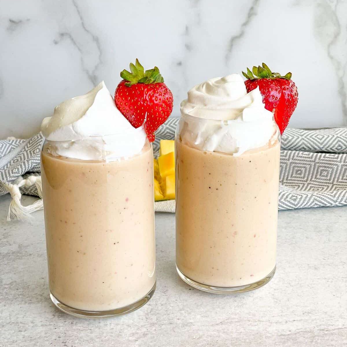 strawberry-mango-smoothie-e1650552171190